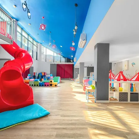 Aqua Aquapark ミエンジズドロイェ